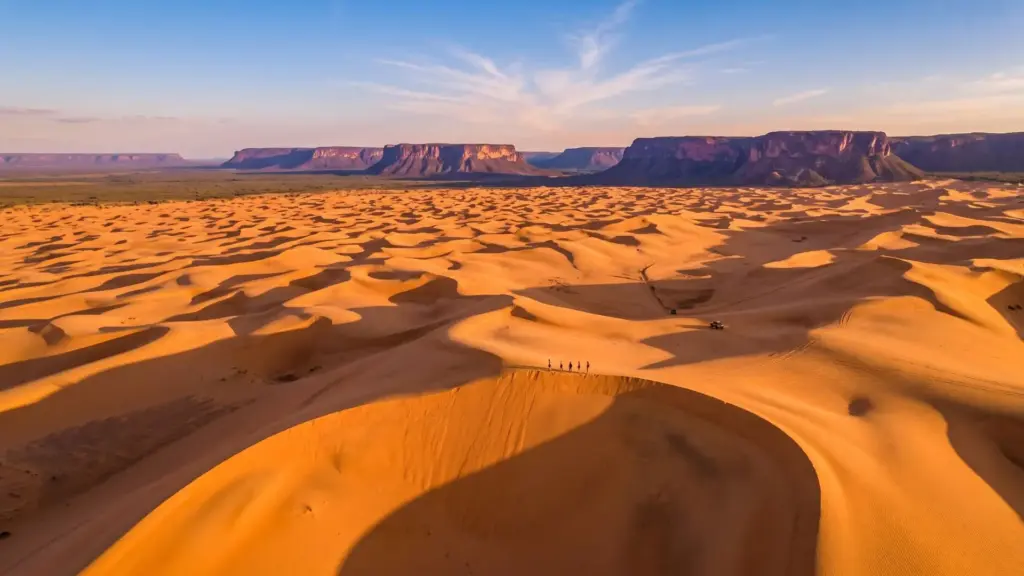 Dunas do Jalapão revelam a força bruta do Cerrado brasileiro: erosão da Serra do Espírito Santo cria montanhas de areia alaranjada de até 40 metros no coração do Tocantins e expõe um dos processos naturais mais impressionantes do país