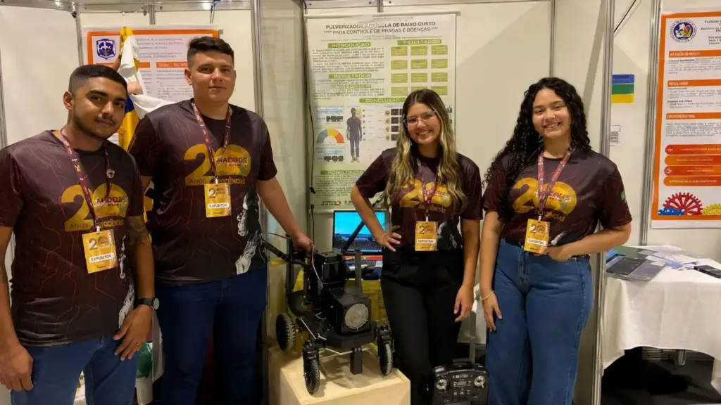 Ele cresceu ouvindo os agricultores da região reclamarem de tontura e dor de cabeça depois de aplicar veneno na lavoura, e com dois colegas criou um pulverizador de controle remoto que afasta o trabalhador do agrotóxico, por uma fração do preço de mercado