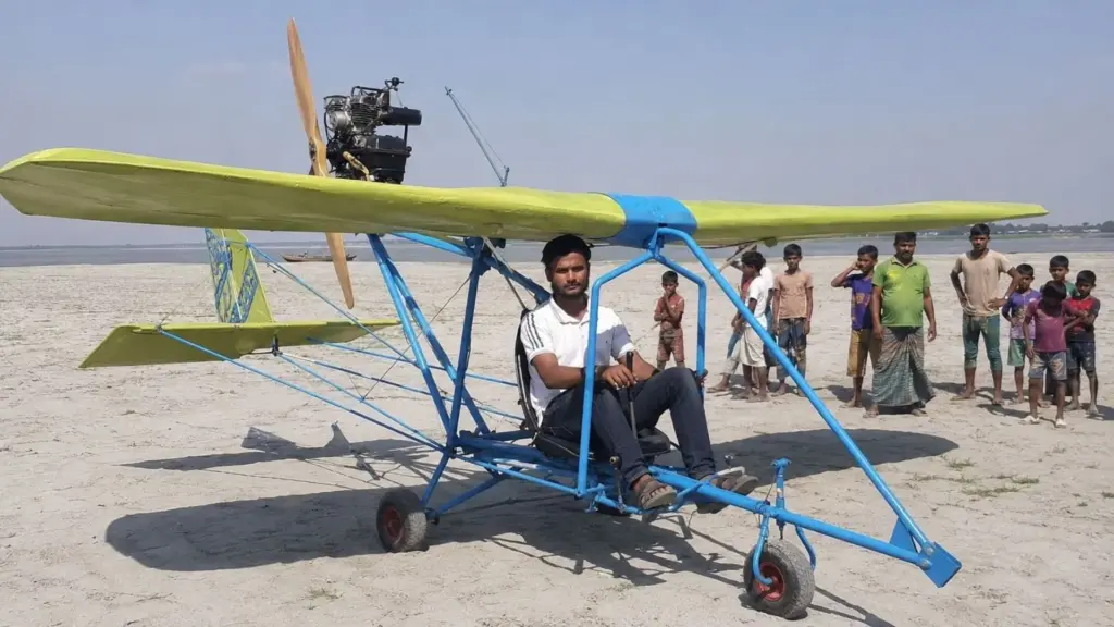 Eletricista sem faculdade construiu sozinho, em casa, um avião de mais de 100 kg movido por um motor de bomba d’água de apenas 7 cavalos e voou de verdade sobre um rio em Bangladesh