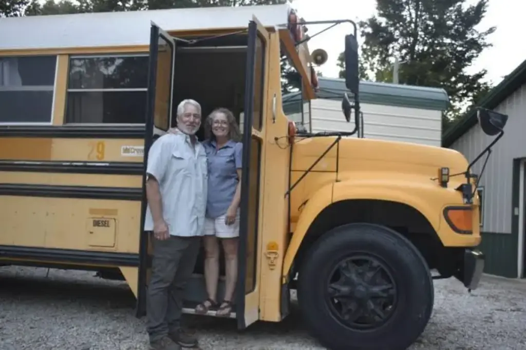 Em dois anos de noites e fins de semana, uma avó aposentada converteu com o marido um ônibus escolar de 66 lugares de 1997 numa casa com cama de casal e cozinha completa, para acampar com o cachorrão