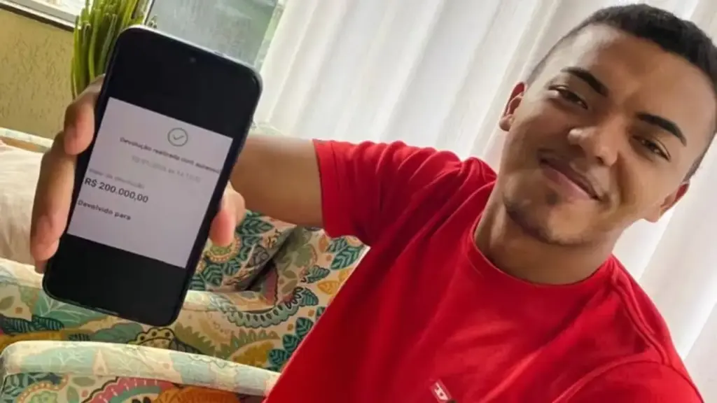 Estudante de origem humilde recebe PIX de R$ 200 mil por engano, devolve todo o valor ao empresário e diz ter seguido legado de honestidade deixado pelo pai, enquanto recompensa de R$ 1 mil transforma transferência errada para compra de carreta de bovinos em história nacional