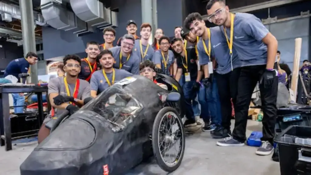 Estudantes mineiros recolhem tubos de PVC em obras, metal descartado e peças de uma moto desmontada, constroem praticamente do zero um carro experimental e colocam o protótipo para rodar em competição de eficiência energética, mostrando como resíduos comuns podem virar uma estrutura leve, funcional e preparada para enfrentar testes técnicos