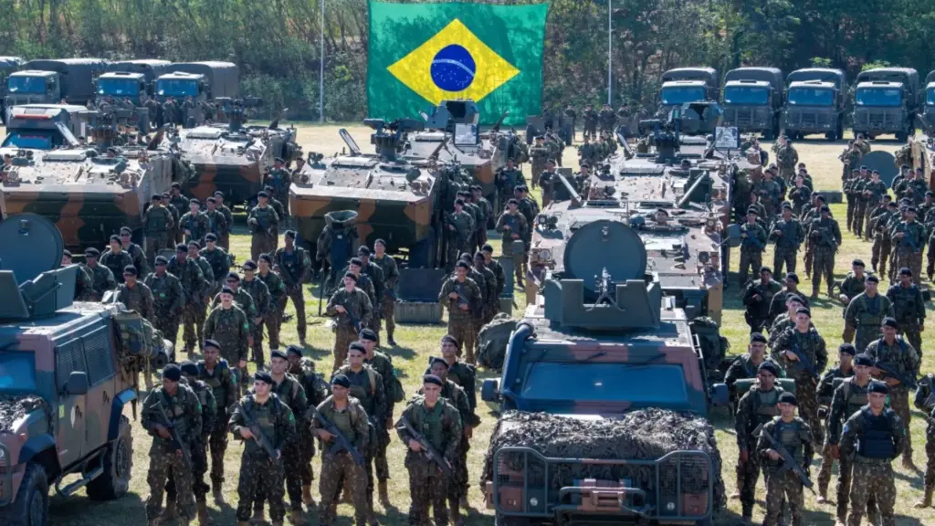 Exército Brasileiro surpreende ao mobilizar quase 2 mil militares, 200 viaturas, blindados e helicópteros no Rio de Janeiro para megoperação que simula cenário de guerra e testa toda a estrutura logística de uma campanha militar real Exército Brasileiro surpreende ao mobilizar quase 2 mil militares, 200 viaturas, blindados e helicópteros no Rio de Janeiro para megoperação que simula cenário de guerra e testa toda a estrutura logística de uma campanha militar real