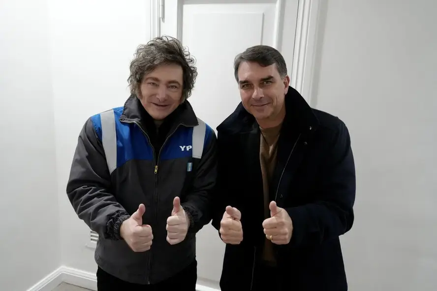 Milei vem ao Brasil para tentar impulsionar candidatura de Flávio Bolsonaro Milei vem ao Brasil para tentar impulsionar candidatura de Flávio Bolsonaro