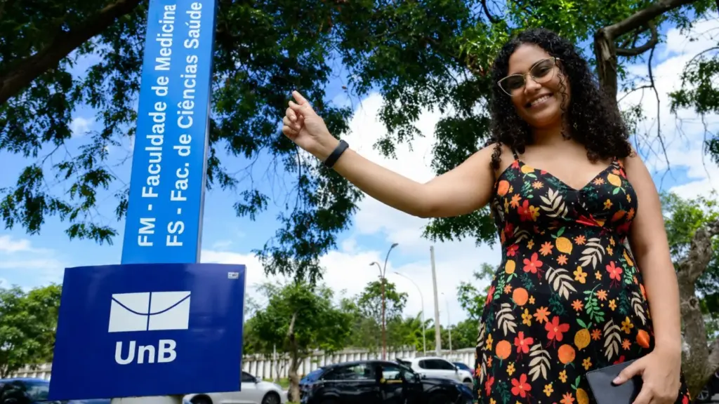 Filha de um pedreiro de 61 anos e de uma dona de casa, uma jovem de 20 anos passou quatro vezes em Medicina de uma só vez e ficou em primeiro lugar na Universidade de Brasília, estudando de manhã, de tarde e de noite pelas cotas de baixa renda Filha de um pedreiro de 61 anos e de uma dona de casa, uma jovem de 20 anos passou quatro vezes em Medicina de uma só vez e ficou em primeiro lugar na Universidade de Brasília, estudando de manhã, de tarde e de noite pelas cotas de baixa renda