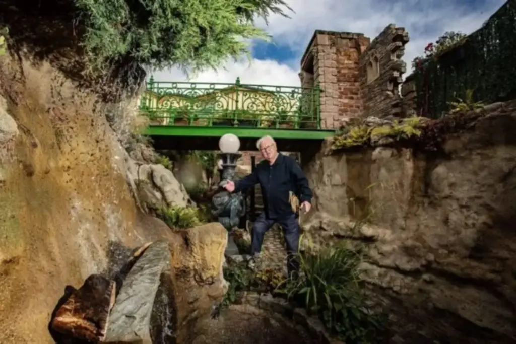 Fotógrafo aposentado de 76 anos cavou à mão, com pá, um mundo de túneis embaixo do próprio quintal, mais uma ponte e uma cachoeira, por 30 anos
