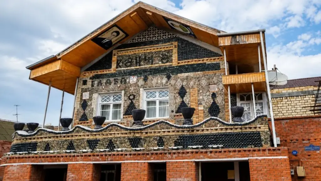 Homem constrói Casa de Garrafas de dois andares com 48 mil recipientes coloridos no Azerbaijão, transforma fachada em memorial ao irmão desaparecido na Segunda Guerra Mundial e cria uma das residências mais incomuns de Ganja, erguida entre 1966 e 1967 e hoje procurada por turistas