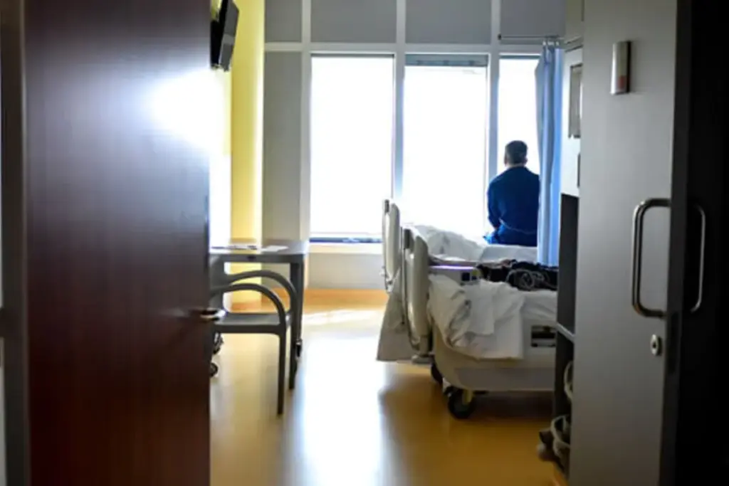 Homem de 63 anos acorda do coma convencido de que ainda era 1980, não reconhece a esposa, se assusta com o próprio reflexo no espelho e descobre filho adulto, neta e a mãe falecida