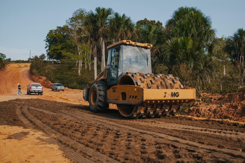 Sob a supervisão do prefeito Zequinha Lima, Prefeitura segue com recuperação do Ramal Badejo de Cima e garante acesso para produtores rurais de Czs