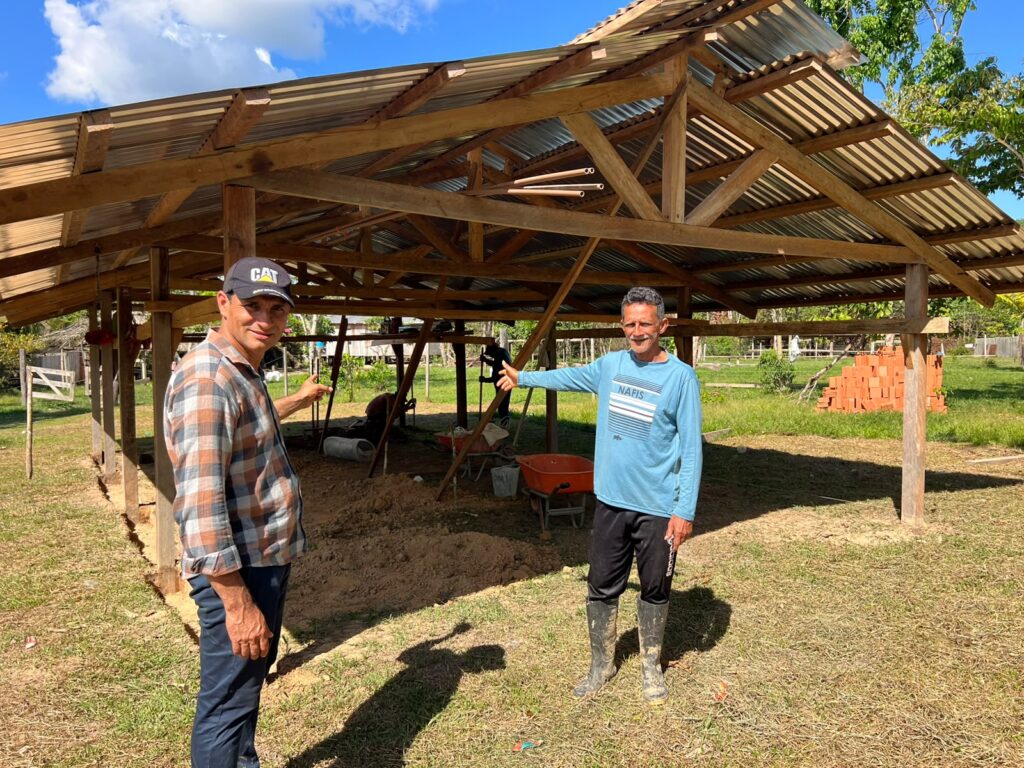 Prefeito Valdelio Furtado acompanha construção de galpão para criação de aves e reforça compromisso com fortalecimento da produção rural em Marechal Thaumaturgo