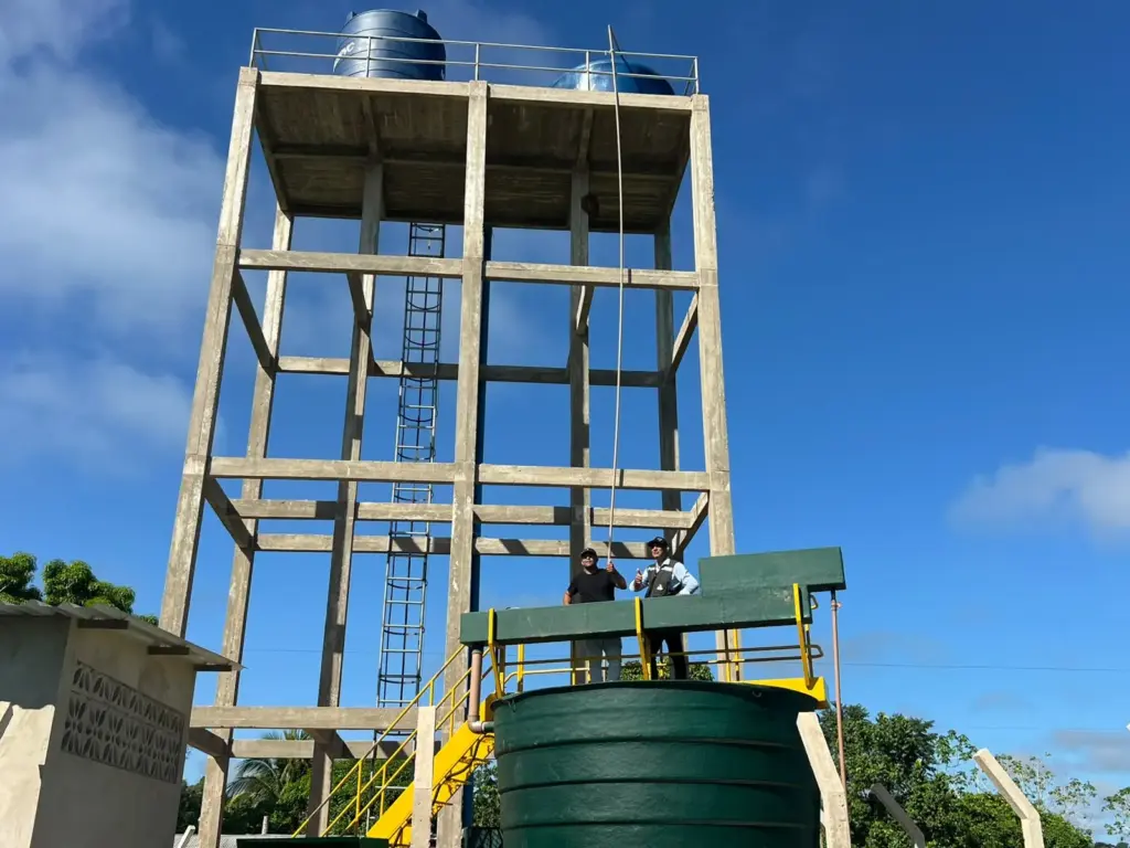 Prefeito Valdelio Furtado acompanha obra de quase R$ 1,5 milhão que levará água tratada à Vila Triunfo