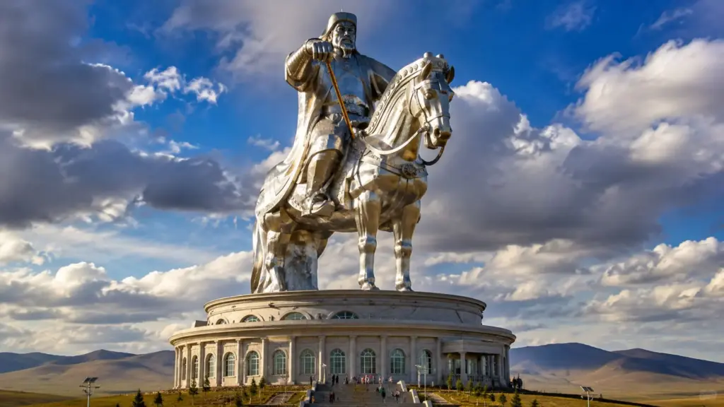 Mongólia usa 250 toneladas de aço inoxidável para erguer estátua colossal de Genghis Khan com 40 metros de altura, obra concluída em 2008 permite atravessar o corpo do cavalo e chegar a um mirante sobre a cabeça do animal Mongólia usa 250 toneladas de aço inoxidável para erguer estátua colossal de Genghis Khan com 40 metros de altura, obra concluída em 2008 permite atravessar o corpo do cavalo e chegar a um mirante sobre a cabeça do animal