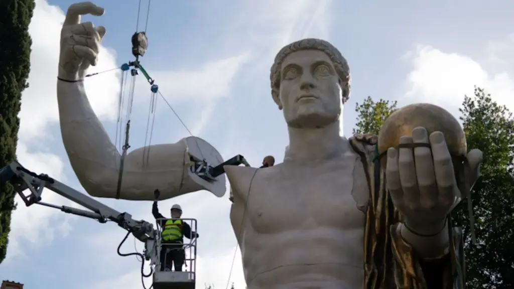 Itália usa impressão 3D, resina e pó de mármore para reconstruir estátua colossal de Constantino, o Grande, com 13 metros de altura, obra refeita a partir de 10 fragmentos após 1.700 anos e montada em 30 partes por seis pessoas em apenas uma semana Itália usa impressão 3D, resina e pó de mármore para reconstruir estátua colossal de Constantino, o Grande, com 13 metros de altura, obra refeita a partir de 10 fragmentos após 1.700 anos e montada em 30 partes por seis pessoas em apenas uma semana