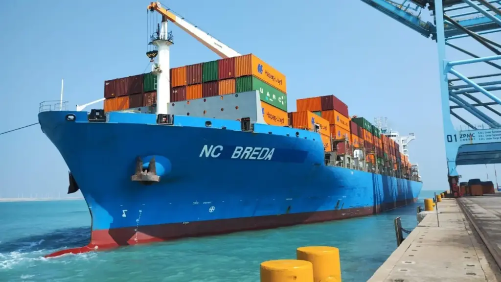 Navio com capacidade equivalente a 3.500 contêineres de 20 pés chega ao Rio de Janeiro e inaugura conexão marítima direta com a Zona Franca de Manaus, colocando oito portos brasileiros na mesma rota de cabotagem Navio com capacidade equivalente a 3.500 contêineres de 20 pés chega ao Rio de Janeiro e inaugura conexão marítima direta com a Zona Franca de Manaus, colocando oito portos brasileiros na mesma rota de cabotagem