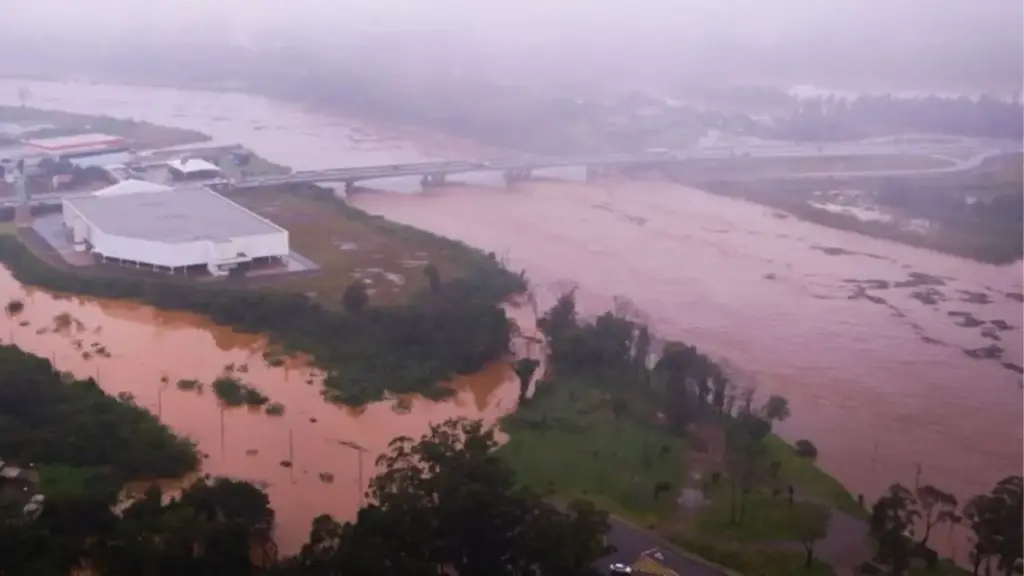 Imagens aéreas mostraram a Havan de Lajeado novamente cercada pela enchente no Rio Grande do Sul: embora a loja não aparecesse inundada, ruas próximas foram tomadas pela água depois que o rio Taquari ultrapassou a cota de 19 metros e chegou a 24,21 metros Imagens aéreas mostraram a Havan de Lajeado novamente cercada pela enchente no Rio Grande do Sul: embora a loja não aparecesse inundada, ruas próximas foram tomadas pela água depois que o rio Taquari ultrapassou a cota de 19 metros e chegou a 24,21 metros