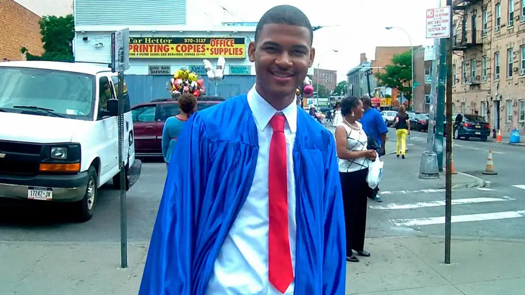 Jovem chegou aos EUA aos 15 anos sem falar inglês, começou limpando quartos, corredores e banheiros de hospital para ajudar a família, virou o primeiro universitário da casa e voltou à mesma instituição aos 29 formado em Enfermagem pela NYU após concluir um curso acelerado em apenas 15 meses