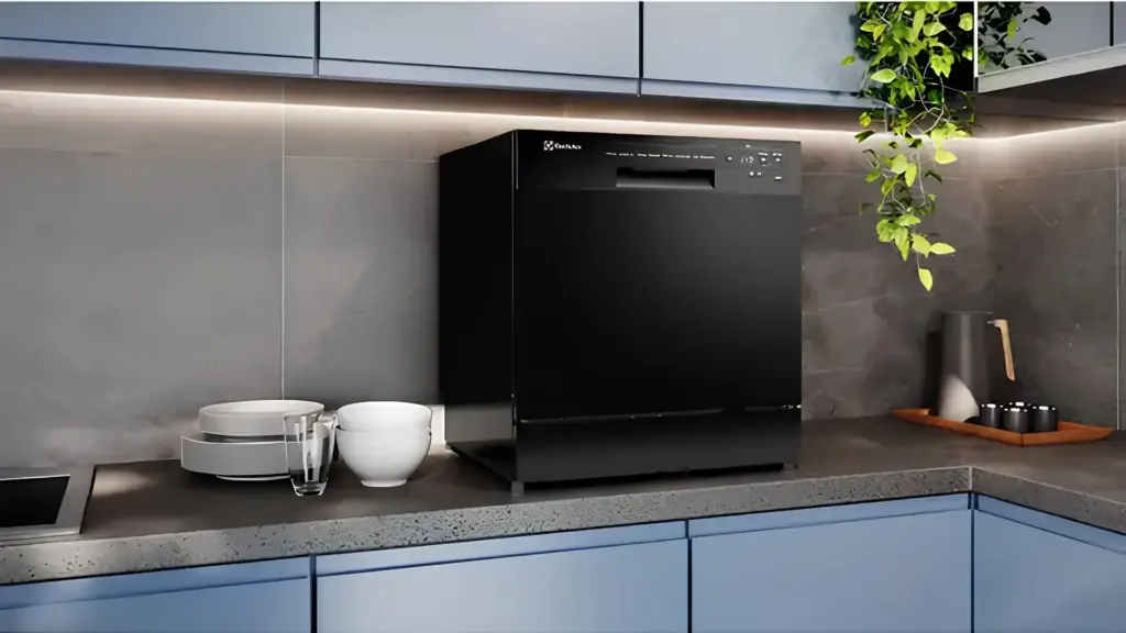 Adeus pia cheia de louça: Electrolux aposta em lava-louças compacta de 8 serviços com ciclo Lava e Seca de 50 minutos, água a 70°C e economia de até 89% por ciclo na bancada da cozinha