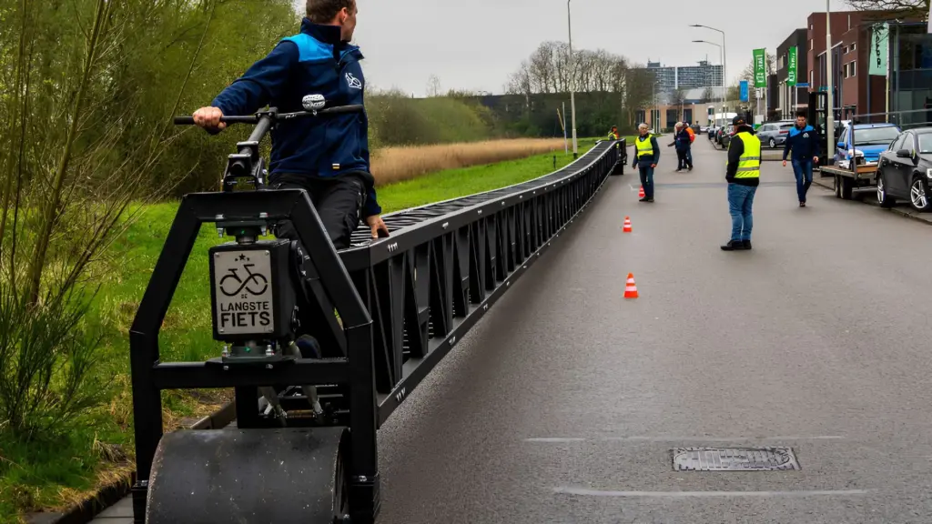 Holandeses constroem a bicicleta mais longa do mundo com 55,16 metros, maior que quatro ônibus de dois andares, colocam um piloto na frente e outro pedalando atrás e percorrem 100 metros para transformar modificação surreal em recorde mundial Holandeses constroem a bicicleta mais longa do mundo com 55,16 metros, maior que quatro ônibus de dois andares, colocam um piloto na frente e outro pedalando atrás e percorrem 100 metros para transformar modificação surreal em recorde mundial
