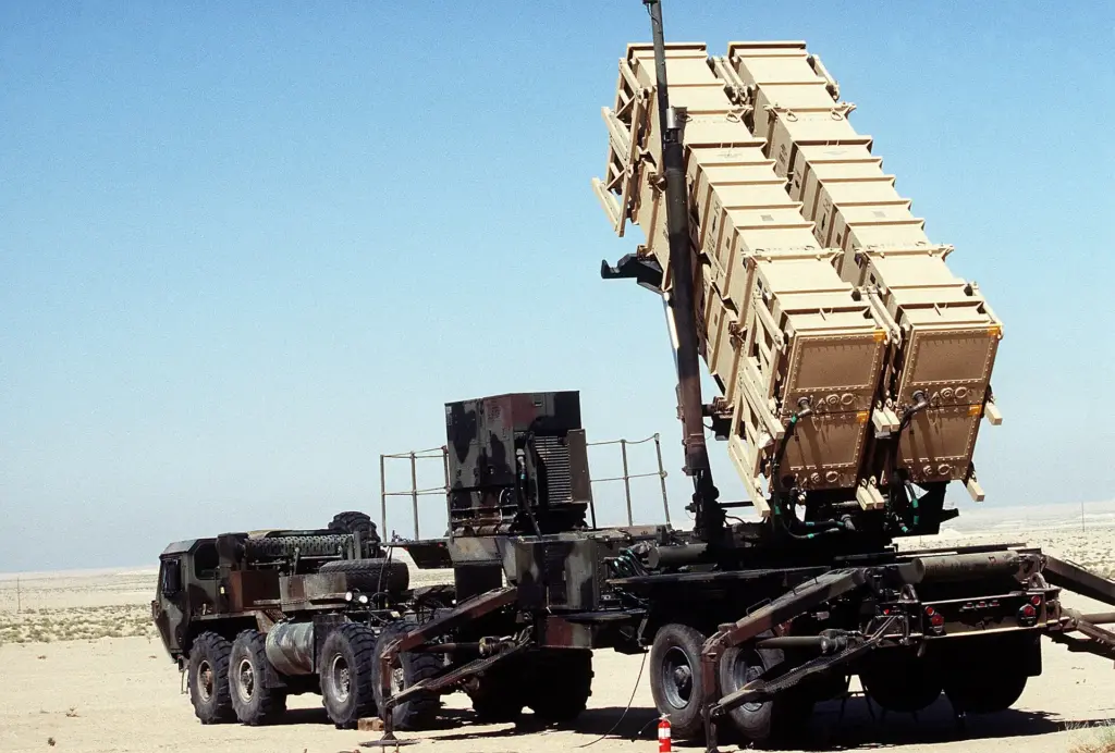 Pentágono fecha acordo colossal de quase US$ 60 bilhões para fabricar milhares de interceptadores Patriot capazes de perseguir mísseis em alta velocidade e destruí-los em colisões diretas no céu Pentágono fecha acordo colossal de quase US$ 60 bilhões para fabricar milhares de interceptadores Patriot capazes de perseguir mísseis em alta velocidade e destruí-los em colisões diretas no céu