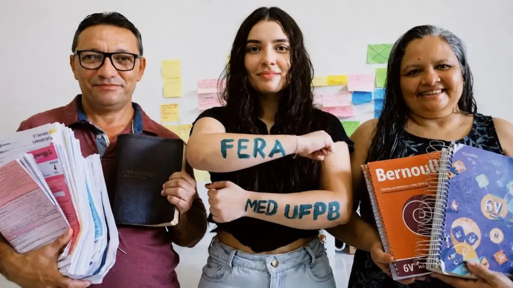 Mãe apagava com borracha as respostas dos livros doados para a filha responder tudo de novo, e a menina de 20 anos estudou até 11 horas por dia e tirou 877,55 no Enem, entrando em medicina Mãe apagava com borracha as respostas dos livros doados para a filha responder tudo de novo, e a menina de 20 anos estudou até 11 horas por dia e tirou 877,55 no Enem, entrando em medicina