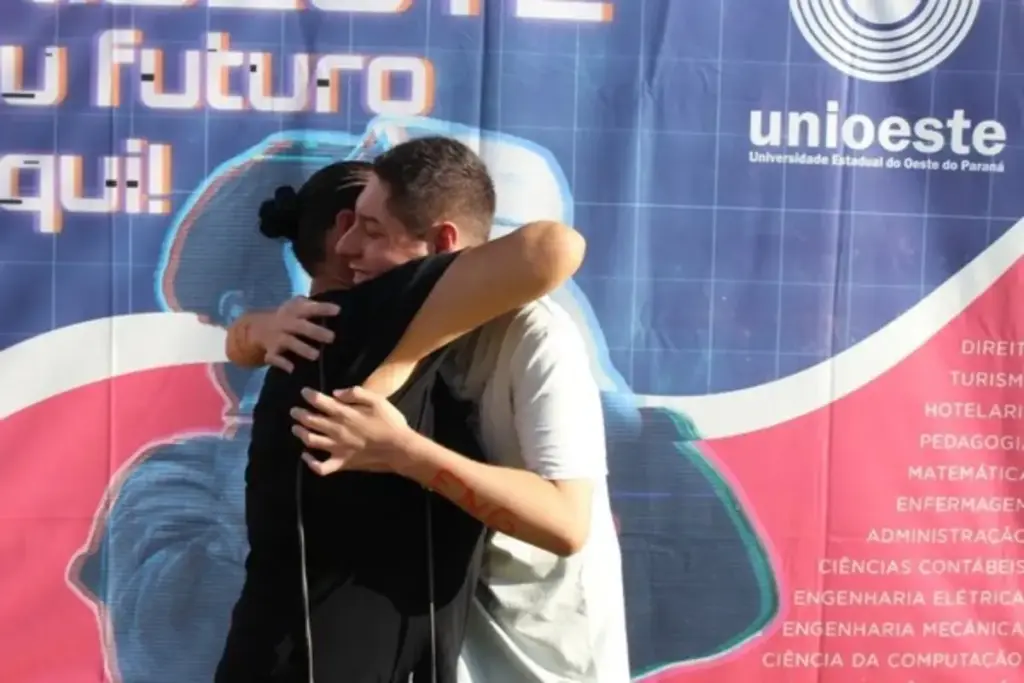 Mais de vinte anos depois de sair da escola, Irene, de 51 anos, passou no mesmo vestibular que o filho Vitor, de 17, e os dois foram aprovados para a mesma turma de Engenharia Elétrica na Unioeste, em Foz do Iguaçu, ele em décimo na ampla concorrência e ela em segundo nas vagas para pessoas com deficiência Mais de vinte anos depois de sair da escola, Irene, de 51 anos, passou no mesmo vestibular que o filho Vitor, de 17, e os dois foram aprovados para a mesma turma de Engenharia Elétrica na Unioeste, em Foz do Iguaçu, ele em décimo na ampla concorrência e ela em segundo nas vagas para pessoas com deficiência