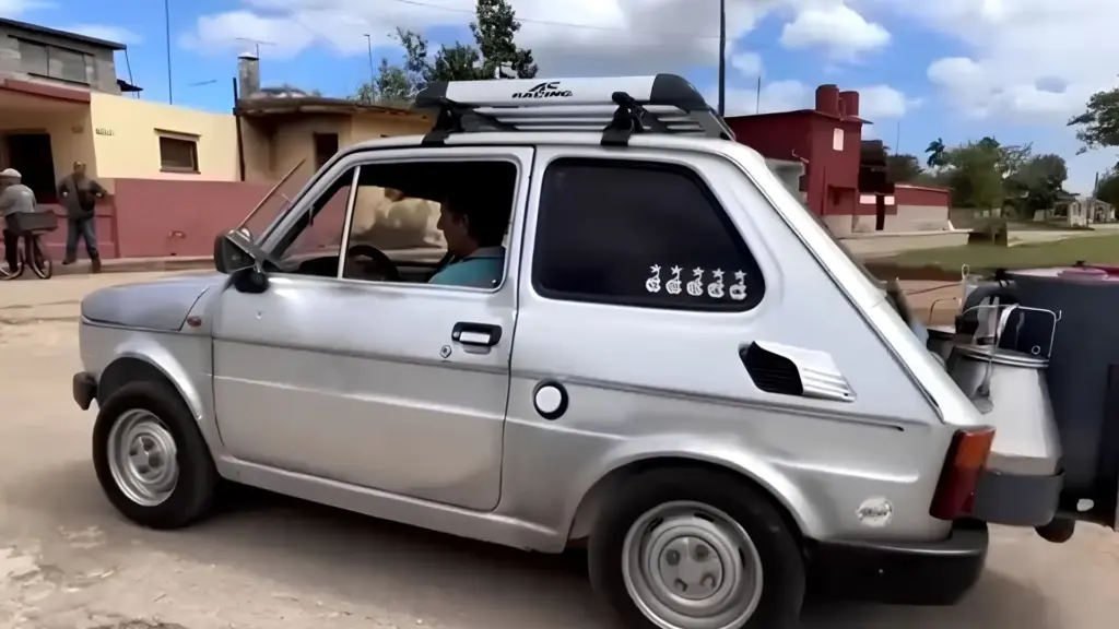 Mecânico cubano transforma Fiat Polski de 1980 em carro movido a carvão, instala tanque artesanal de 60 litros, percorre 85 quilômetros e chega a 70 km/h durante crise de gasolina