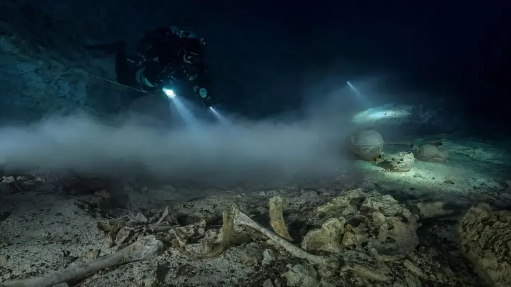 Mergulhadores desceram mais de 50 metros em um cenote inundado no México e encontraram restos de uma possível jovem maia escondidos havia séculos: ossos humanos, animais e vasos de cerâmica permaneceram preservados além de uma camada de sulfeto de hidrogênio perto de Playa del Carmen Mergulhadores desceram mais de 50 metros em um cenote inundado no México e encontraram restos de uma possível jovem maia escondidos havia séculos: ossos humanos, animais e vasos de cerâmica permaneceram preservados além de uma camada de sulfeto de hidrogênio perto de Playa del Carmen