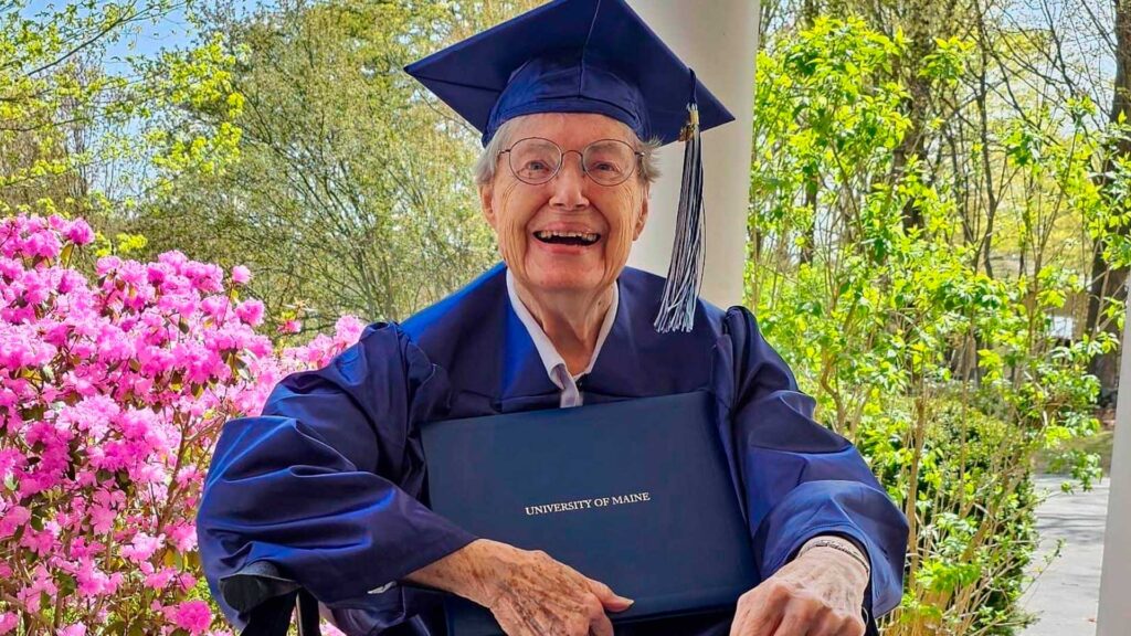 Mulher tem sonho interrompido porque estava grávida, 88 anos depois teve um ano de trabalho em uma pré-escola reconhecido como estágio obrigatório e recebeu o diploma universitário que deveria ter conquistado em 1959 Mulher tem sonho interrompido porque estava grávida, 88 anos depois teve um ano de trabalho em uma pré-escola reconhecido como estágio obrigatório e recebeu o diploma universitário que deveria ter conquistado em 1959