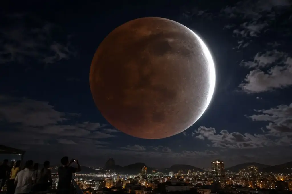 Na madrugada de 28 de agosto, todo o Brasil vai ver a Lua quase desaparecer no céu a olho nu, num eclipse parcial que cobrirá 93% do disco lunar e será o fenômeno mais próximo de um eclipse total visível no país até 2029