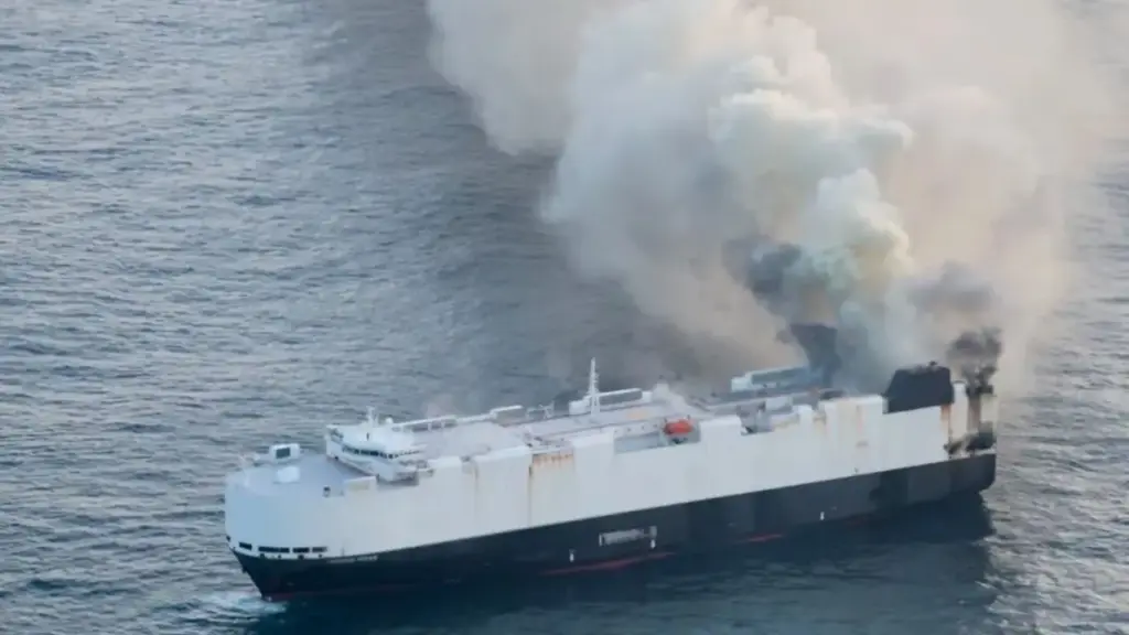 Navio cargueiro com 3 mil carros pegou fogo no meio do Pacífico, obrigou 22 tripulantes a fugir em botes salva-vidas e permaneceu em chamas a 490 quilômetros do Alasca: entre os veículos havia cerca de 750 elétricos e híbridos com baterias difíceis de apagar