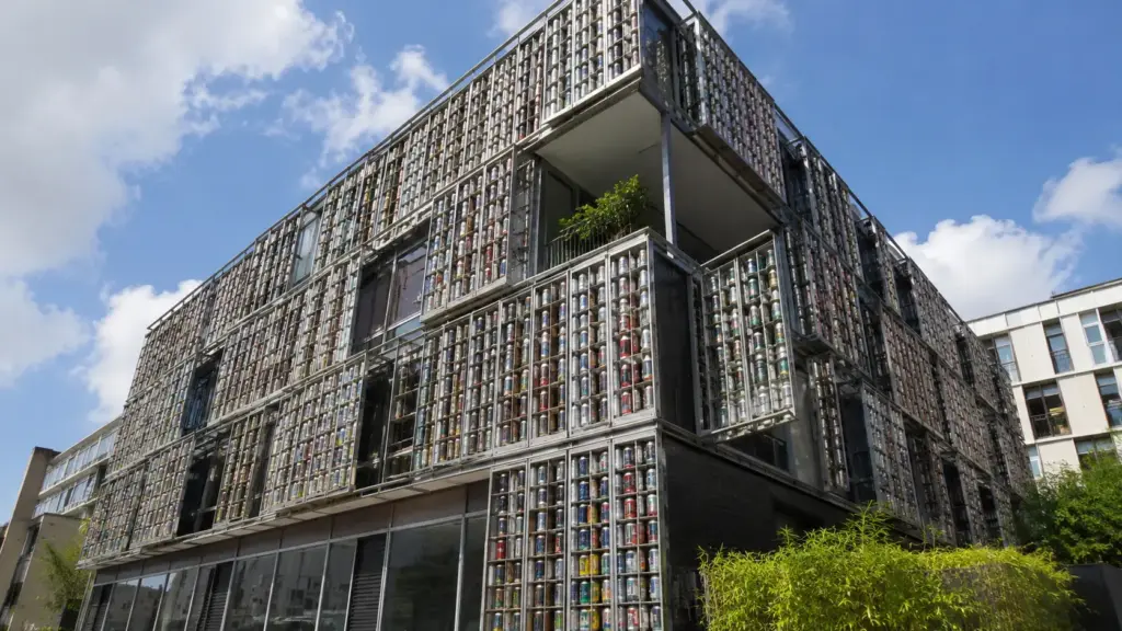Edifício de 1.000 metros quadrados em Xangai encaixa latas de bebida inteiras em molduras de alumínio, cria uma fachada que se movimenta para controlar a entrada de luz e reaproveita embalagens sem precisar derreter o metal