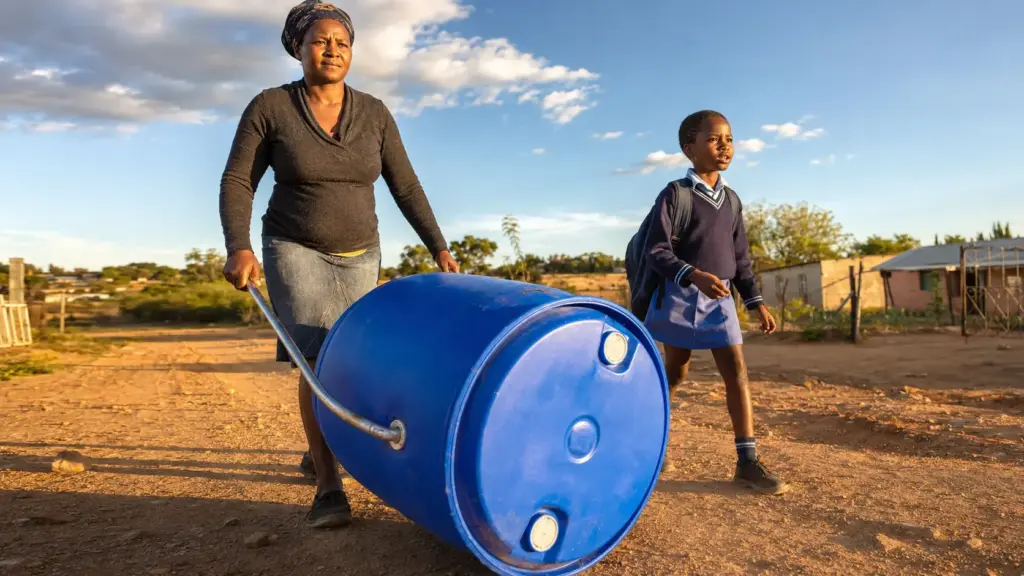 Dois sul africanos colocam a água dentro da própria roda e criam um tambor de 90 litros que atravessa estradas de terra sem exigir que cerca de 90 kg sejam carregados na cabeça ou nas mãos
