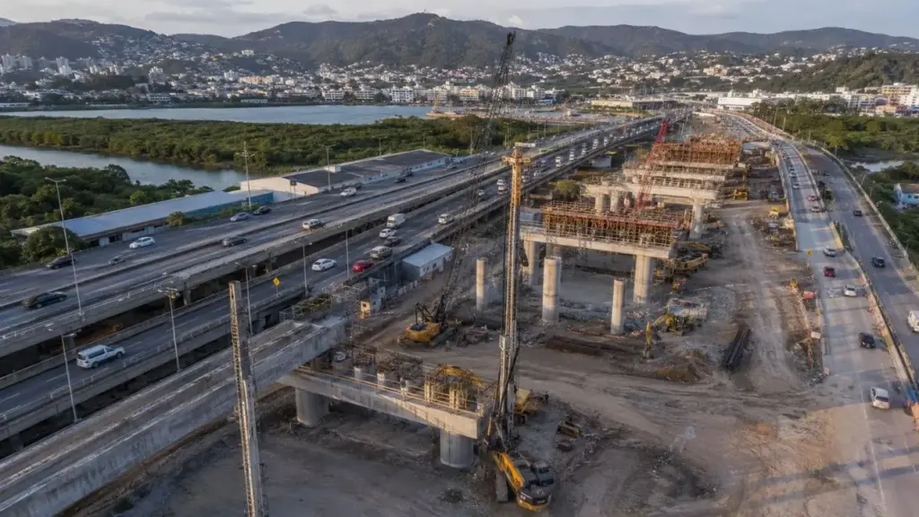 Novo Elevado do CIC começa a ser construído em Florianópolis com investimento de R$ 26,59 milhões, duas faixas adicionais, ampliação da Avenida da Saudade e alargamento de pontes, em obra prevista para 18 meses que promete separar fluxos e reduzir congestionamentos no acesso ao Norte da Ilha Novo Elevado do CIC começa a ser construído em Florianópolis com investimento de R$ 26,59 milhões, duas faixas adicionais, ampliação da Avenida da Saudade e alargamento de pontes, em obra prevista para 18 meses que promete separar fluxos e reduzir congestionamentos no acesso ao Norte da Ilha