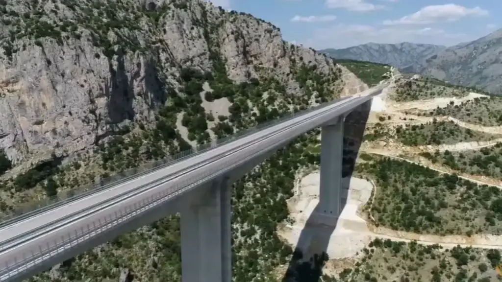 País de 633 mil habitantes prepara a segunda etapa de sua primeira autoestrada depois de vencer 41,5 quilômetros de montanhas com 16 túneis de duas galerias, 20 pontes na rota principal e um traçado tão extremo que quase metade do percurso precisou desaparecer dentro da rocha para superar o relevo local
