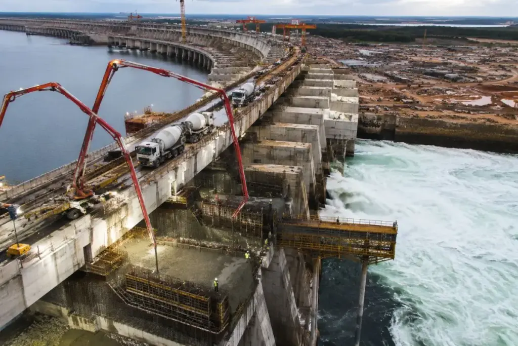 Para barrar o Rio Paraná, Brasil e Paraguai despejaram concreto suficiente para erguer 210 estádios do Maracanã e ferro para 380 Torres Eiffel, na barragem de Itaipu de 7.919 metros de extensão e 196 de altura