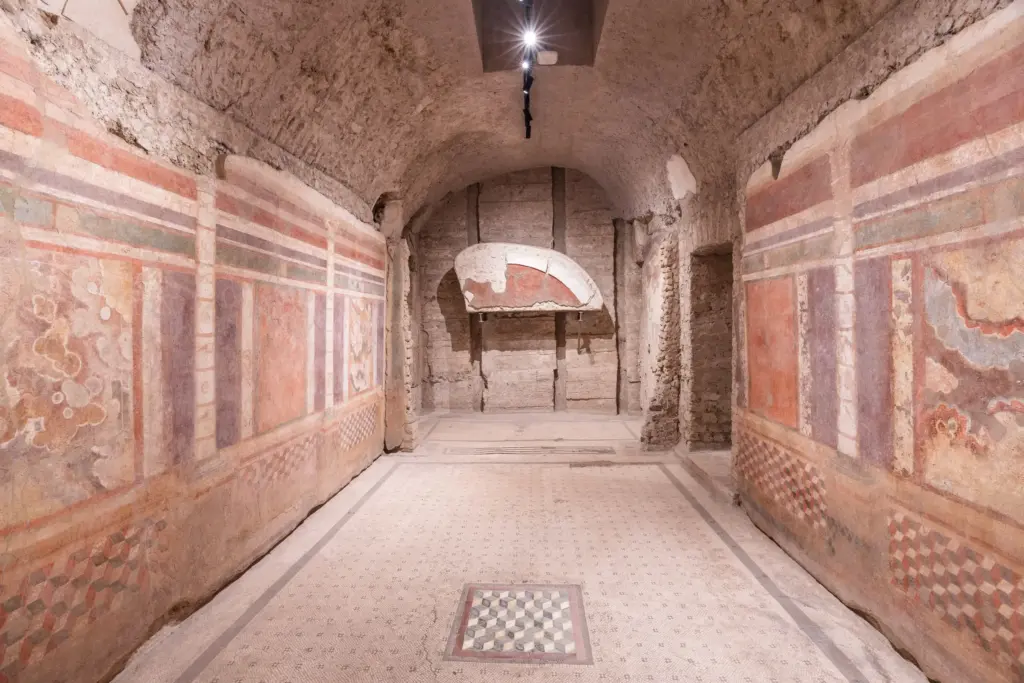 Casa romana soterrada por palácio imperial reaparece com afrescos e mosaicos preservados, mostrando como uma residência republicana ficou escondida por quase dois mil anos sob uma das colinas mais importantes de Roma Casa romana soterrada por palácio imperial reaparece com afrescos e mosaicos preservados, mostrando como uma residência republicana ficou escondida por quase dois mil anos sob uma das colinas mais importantes de Roma