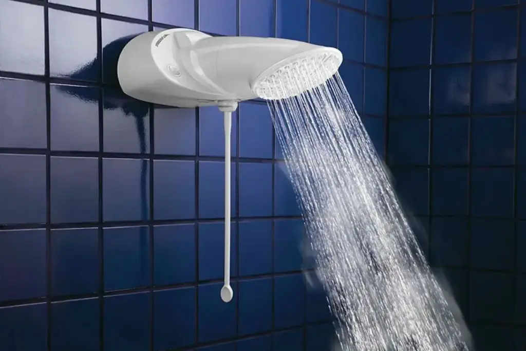 Peça instalada de fábrica dentro do próprio chuveiro pode ser a culpada pelo banho fraco, e retirá-la costuma aumentar o jato na hora, mas nem todo modelo permite, segundo encanadores