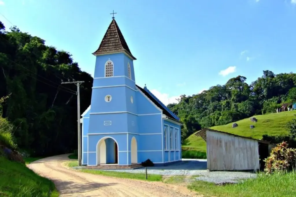 Pequena igreja azul perdida em estrada de chão no Vale do Itajaí atrai turistas e ciclistas, fica a caminho de parque ecológico com rampas de voo livre