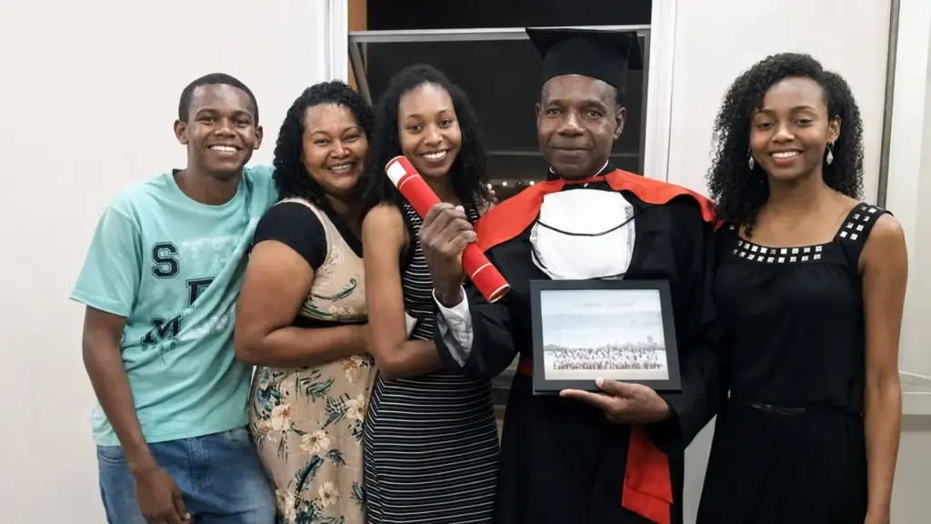 Porteiro que há mais de doze anos abria o portão de uma faculdade particular da Serra voltou a estudar aos 54, usou o desconto de funcionário e as folgas do expediente e se formou em Direito na mesma instituição que vigiava, emendou três pós-graduações e agora estuda para a OAB aos 64 anos