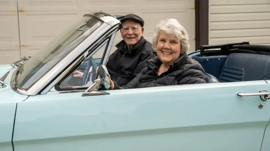 Professora comprou Mustang proibido escondido embaixo de uma lona por US$ 3.447 em 1964, dois dias antes do lançamento oficial da Ford, e 60 anos depois o carro pode valer até US$ 500 mil