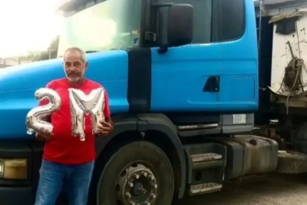 Puxando areia de Caçapava para São Paulo com carga cheia e 400 quilômetros por dia, caminhoneiro que começou na estrada aos 14 anos filmou às 3 da manhã o hodômetro do próprio Scania de 1999 bater 2 milhões de quilômetros sem nunca ter aberto o bloco