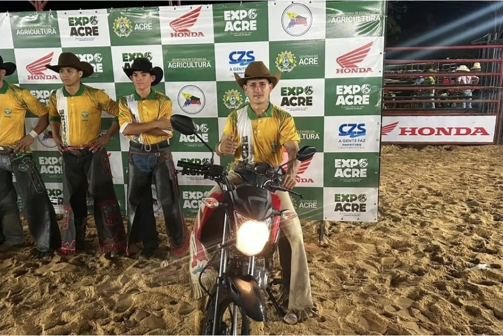 Aos 18 anos, peão do AM vence rodeio da Expoacre Juruá e leva moto zero quilômetro