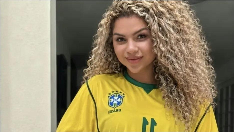Quem é a influencer que viralizou nas redes após montar uma barbearia nudista