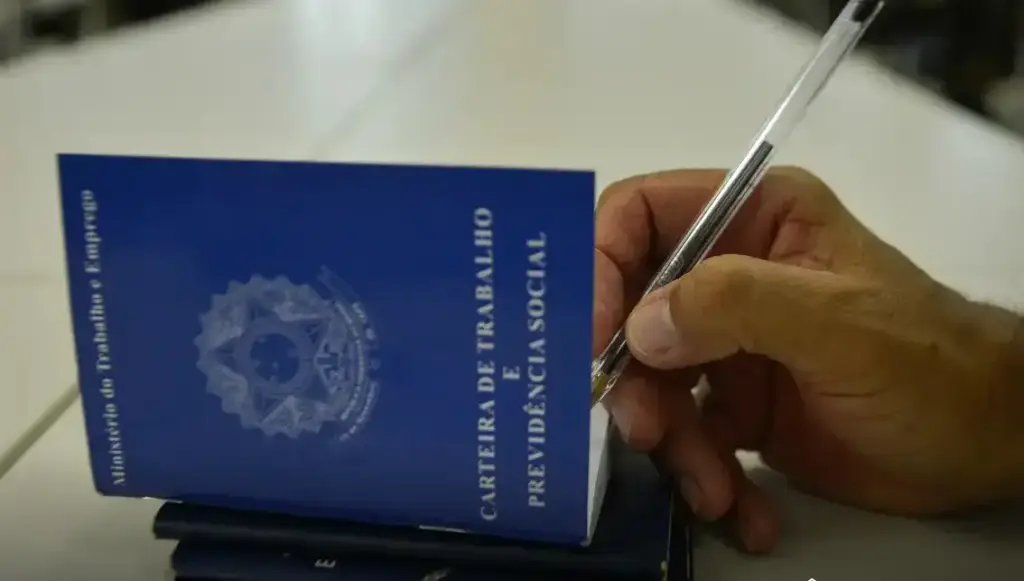 Taxa de desemprego no Brasil cai a 5,4% no 2º trimestre, mas renda diminui