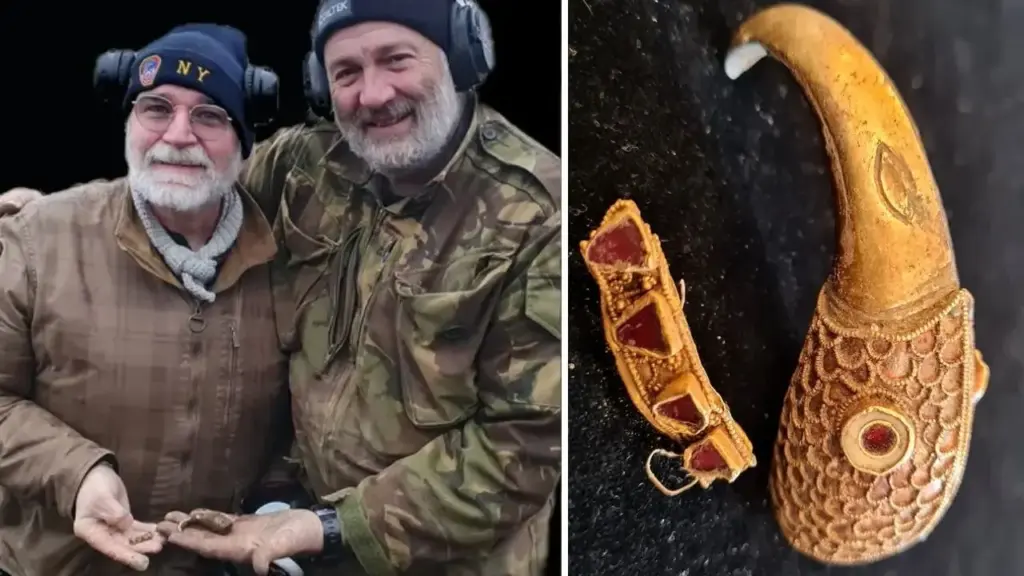 Tesouro anglo-saxão de 1.400 anos surge quando detectorista voltava ao carro após dia sem achados e encontra peça de ouro com granadas; outro participante desenterra cabeça de corvo também em ouro, artefatos raríssimos que podem ter decorado um antigo recipiente cerimonial no sudoeste da Inglaterra Tesouro anglo-saxão de 1.400 anos surge quando detectorista voltava ao carro após dia sem achados e encontra peça de ouro com granadas; outro participante desenterra cabeça de corvo também em ouro, artefatos raríssimos que podem ter decorado um antigo recipiente cerimonial no sudoeste da Inglaterra