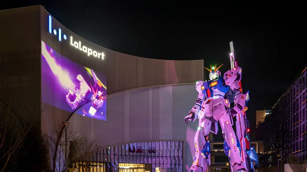 Japão ergue no pátio de um shopping uma estátua de 24,8 metros representando um robô de desenho animado, a maior já construída do gênero em todo o mundo, com braço que se movimenta e 62 pontos de luz que recriam uma cena de um filme de 1988