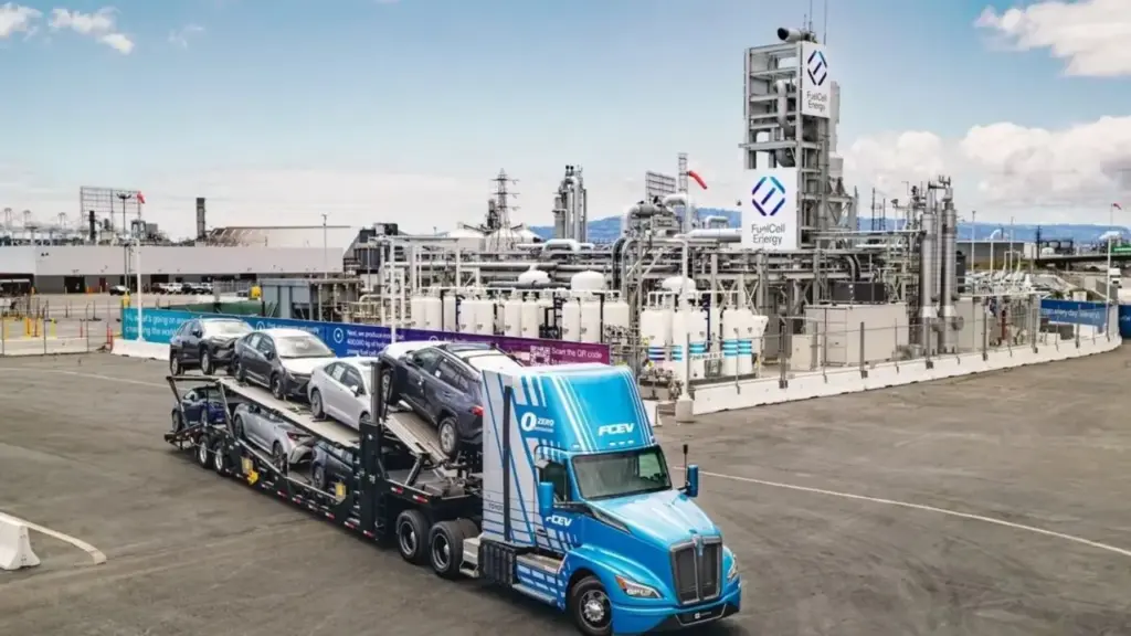 Toyota coloca caminhões a hidrogênio em corrida contra modelos a diesel no deserto do Arizona, mostra aceleração mais rápida e libera apenas vapor d’água no escapamento, enquanto investe em postos e prepara veículos classe 8 para rotas comerciais de até 800 quilômetros com abastecimento em 15 a 20 minutos