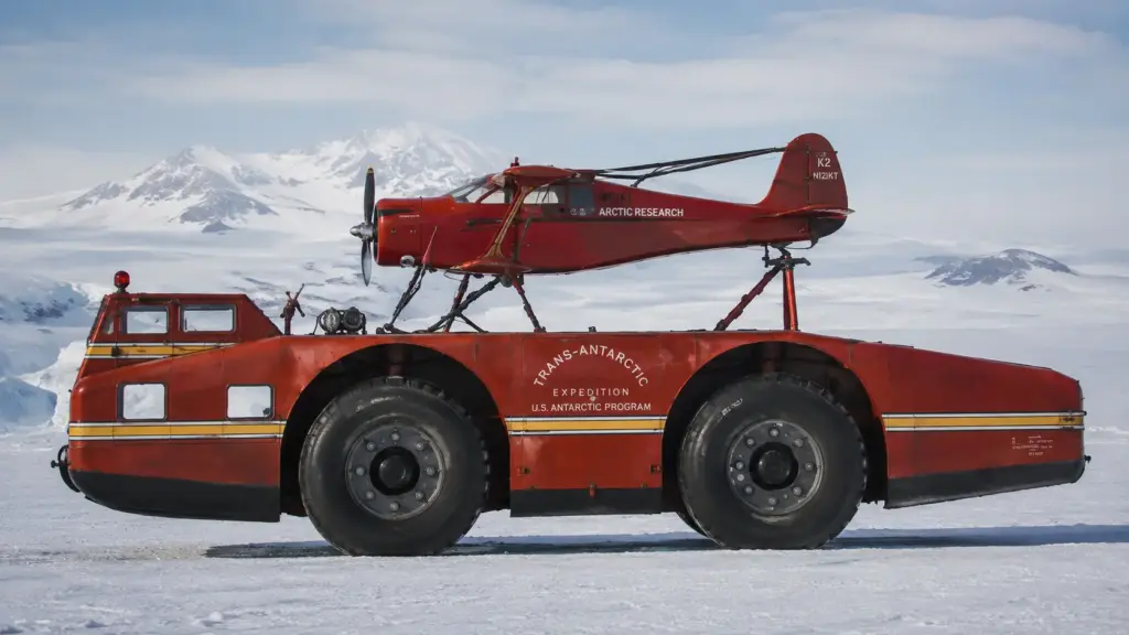 Cientistas constroem um laboratório móvel maior que muitos ônibus, atravessam os Estados Unidos rumo à Antártida, mas a máquina afunda na neve e desaparece no gelo