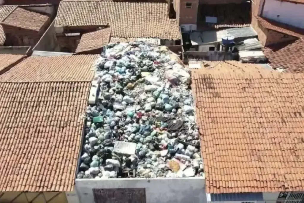 Um morador de Teresina desapareceu atrás de mais de 40 toneladas de lixo empilhado até o teto da própria casa, e a prefeitura precisou isolar o imóvel e escavar os resíduos desde 8 de julho enquanto o SUS assumia os cuidados com a saúde dele