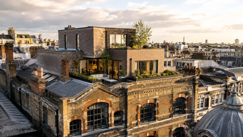 Sem encontrar terreno livre no centro de Londres, arquitetos apoiaram uma casa de dois andares sobre armazém do século XIX, esconderam parte da construção atrás dos telhados de Covent Garden e transformaram uma cobertura comercial em nova área urbana premiada pelo RIBA Sem encontrar terreno livre no centro de Londres, arquitetos apoiaram uma casa de dois andares sobre armazém do século XIX, esconderam parte da construção atrás dos telhados de Covent Garden e transformaram uma cobertura comercial em nova área urbana premiada pelo RIBA